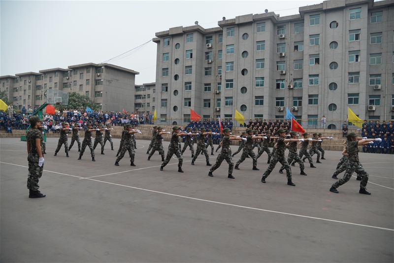 全員軍訓拉序幕五化管理奠基礎(chǔ)